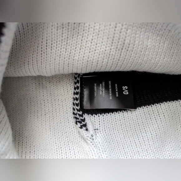 Yin and yang split beanie - Picture 3 of 3